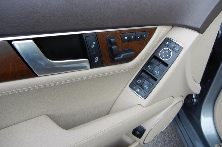  Mercedes-Benz C350 Sedan 2012 года  (фото 13 из 43)